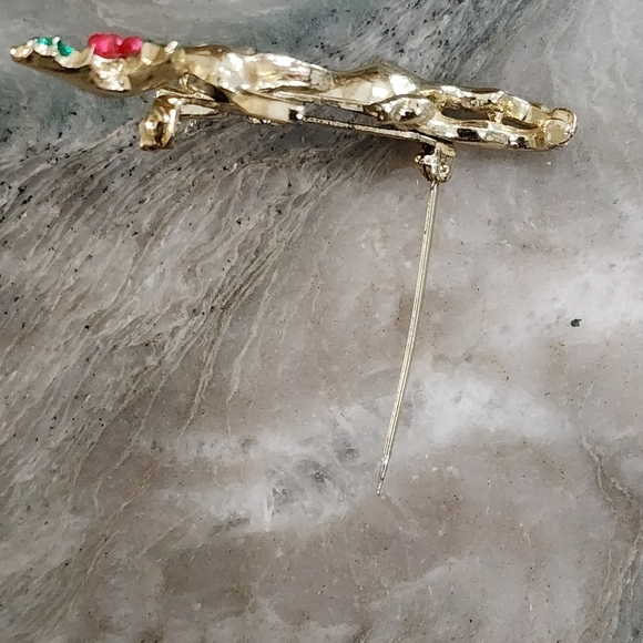 Reindeer mistletoe brooch - Picture 6 of 9